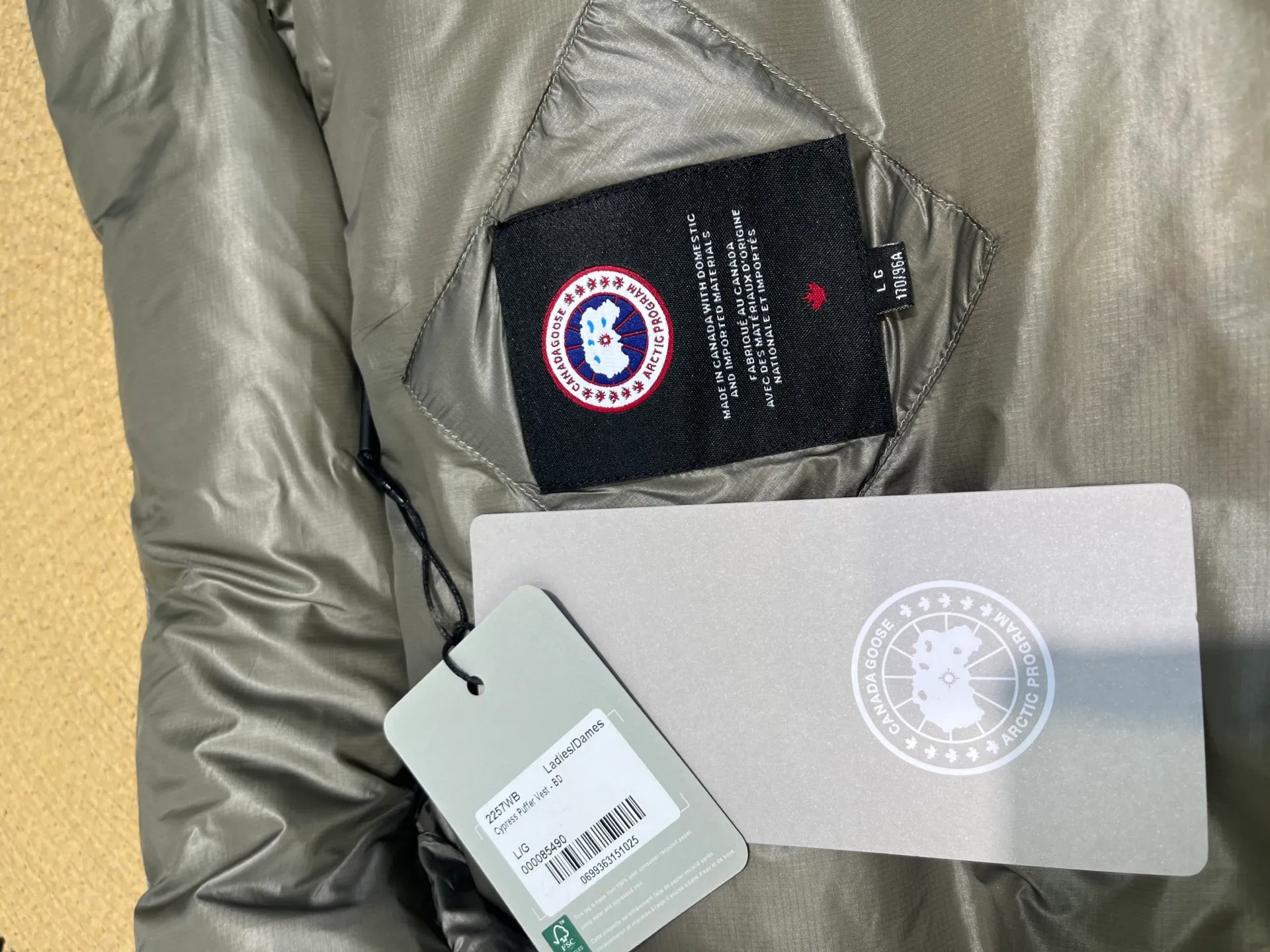 P540 🇨🇦Canada Goose""🇨🇦🌟 Canada Goose Puff Down Vest has always been recognized as the warmest down jacket. Various Instagram celebrities, Internet celebrities, and celebrities often wear it for street photos. I make Canada Goose every year, but I still can't get rid of my love for it. No matter how cold the days are, there is no need to be afraid, because there is! Filled with 90% white duck down, it is the legendary warmest down jacket and is known as a must-have for Arctic outdoor sports! The most popular down jacket in the world, celebrities are rushing to buy it, it is a must-have!  size：xs-xl